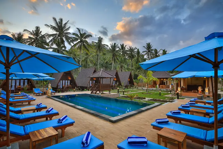 Mahaloka Valley pool and bungalows